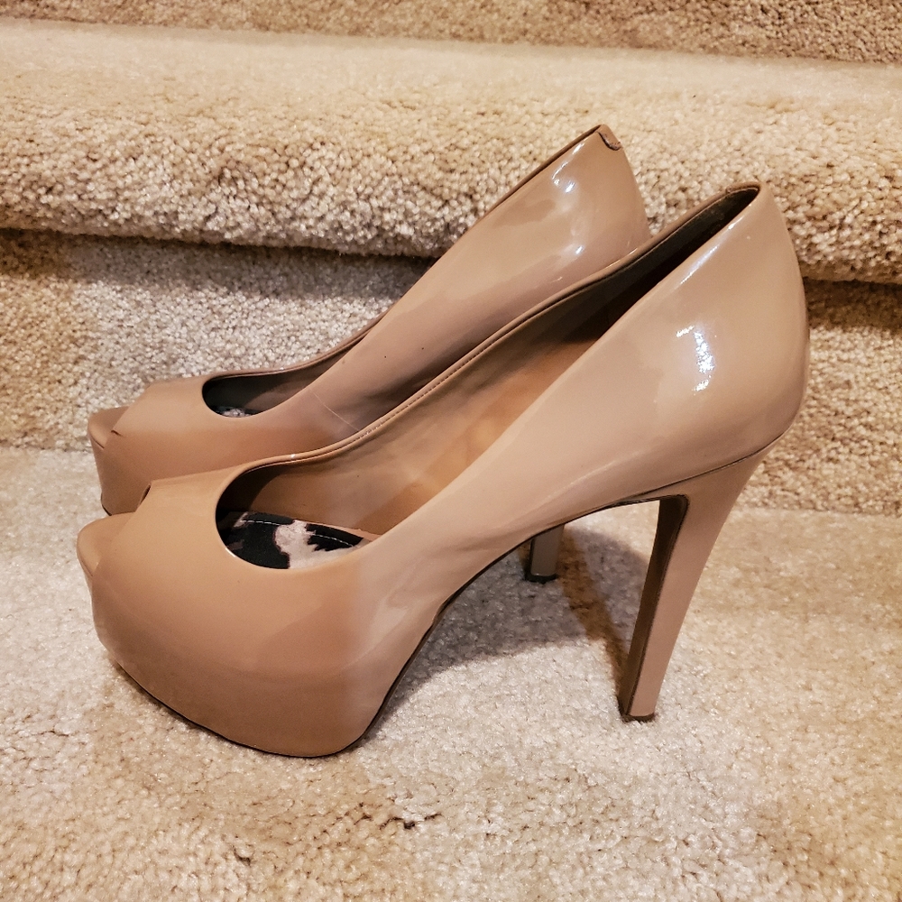 Jessica Simpson peep toe pump. Patent leather tan color. Very good condition.